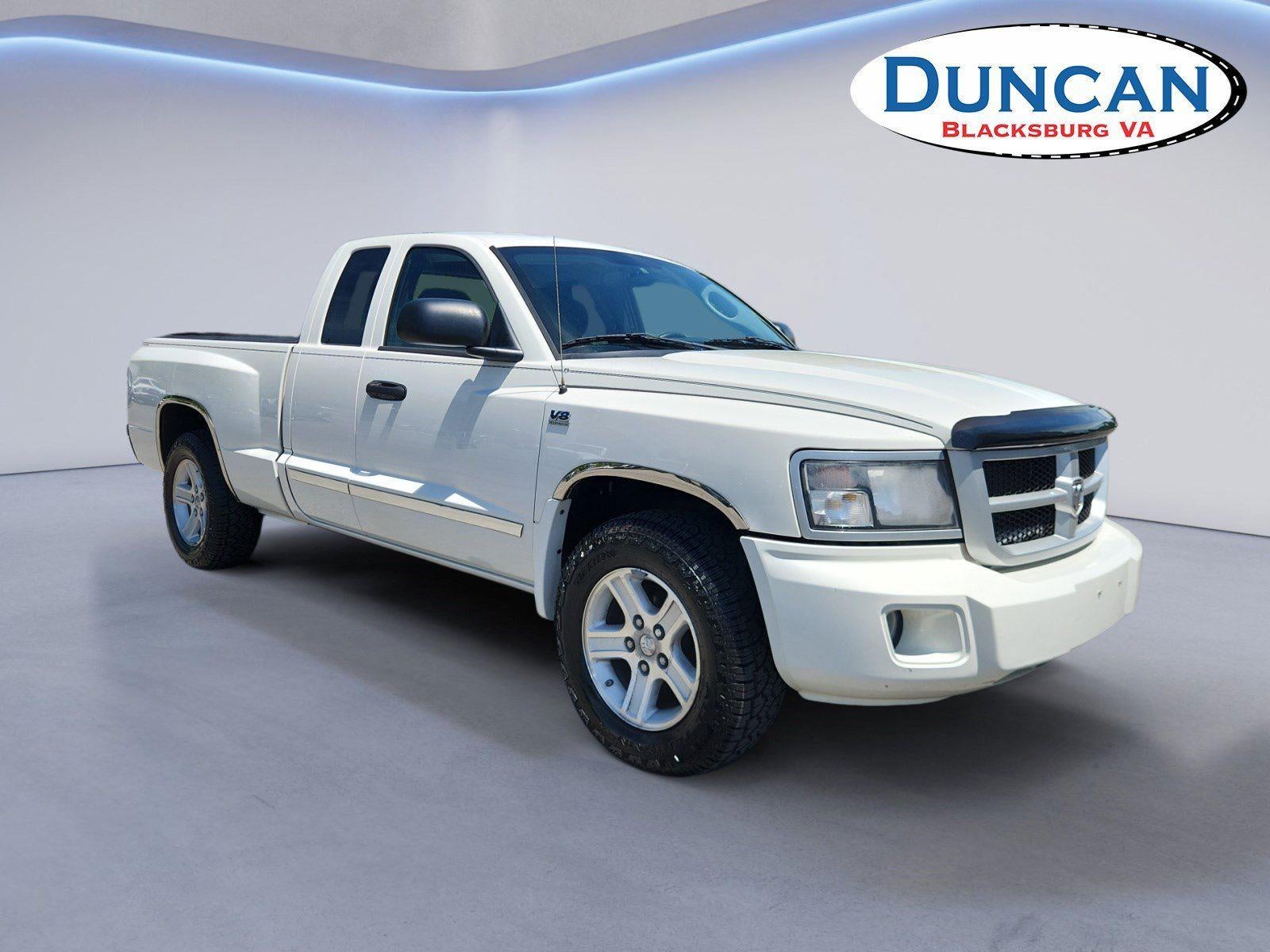 2009 Dodge Dakota Bighorn/Lonestar in Stone White — front three-quarter view