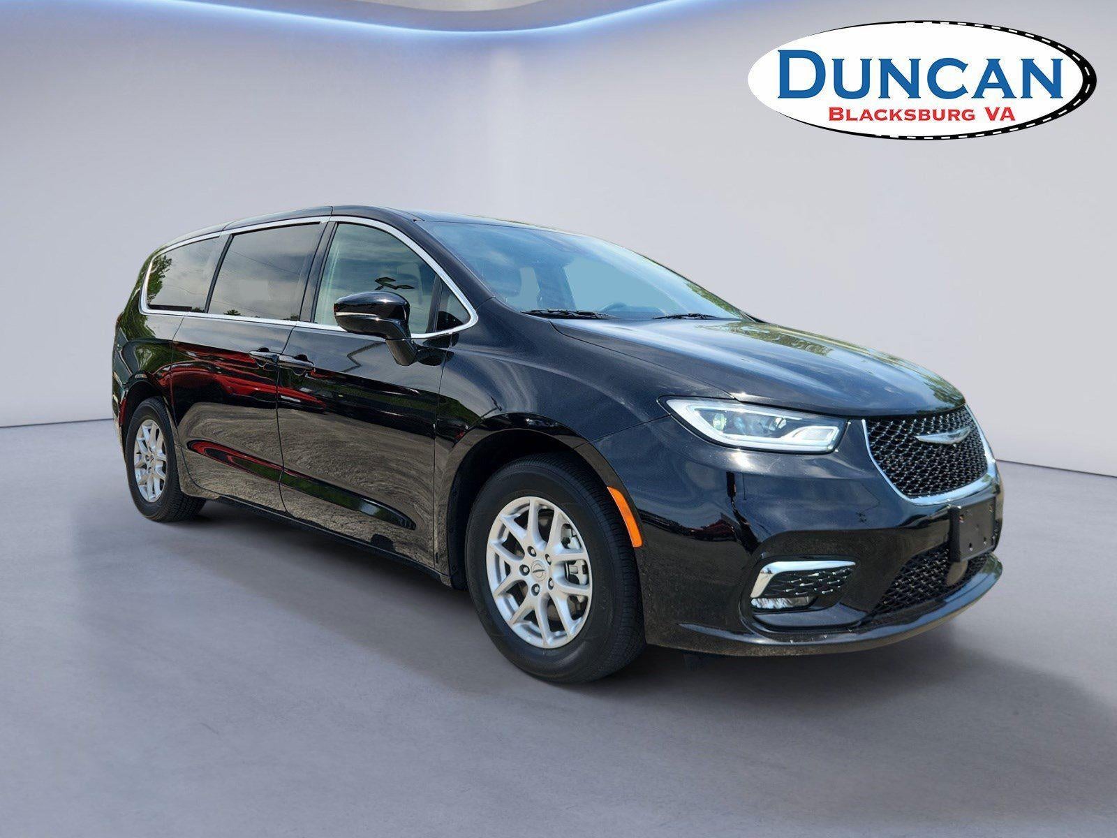 2025 Chrysler Pacifica Select in Diamond Black Crystal Pearlcoat — front three-quarter view