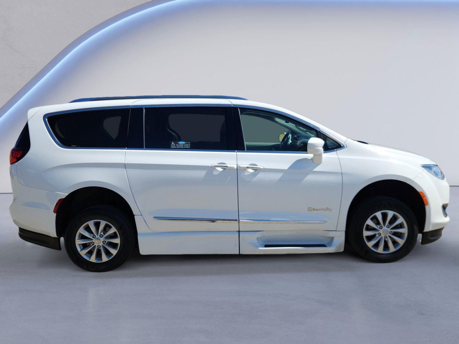 2018 Chrysler Pacifica — side profile view
