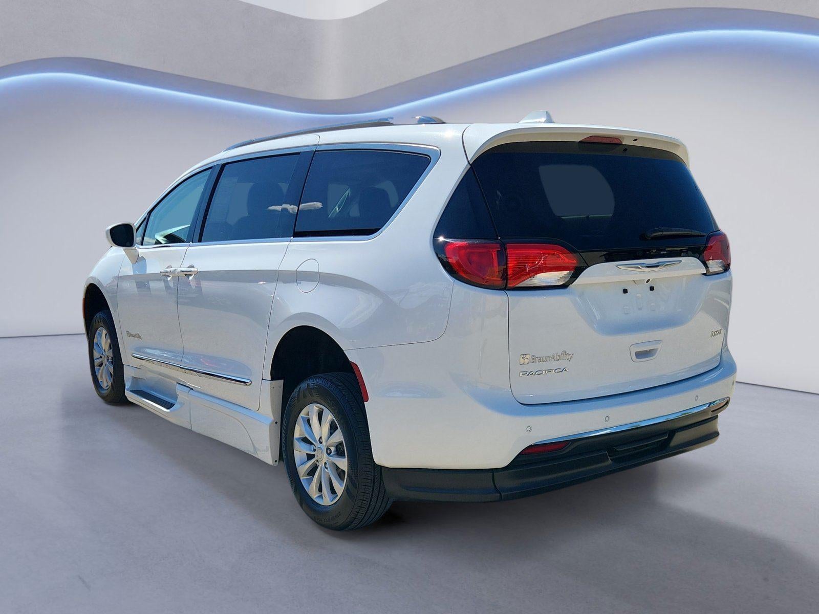 2018 Chrysler Pacifica — detail view